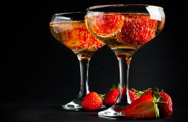 Two glasses of cold champagne with strawberries — Stock Photo, Image