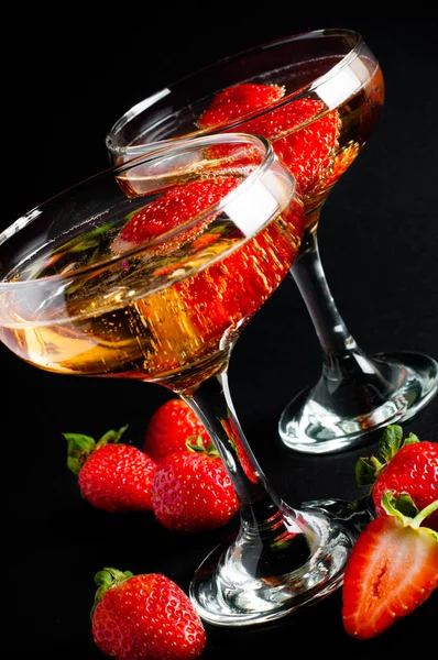 Two glasses of cold champagne with strawberries — Zdjęcie stockowe
