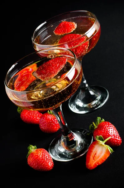 Two glasses of cold champagne with strawberries — Stock Photo, Image