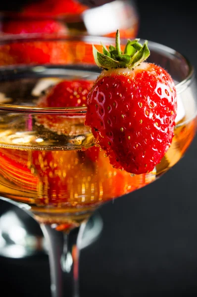 Champagner mit Erdbeeren — Stockfoto