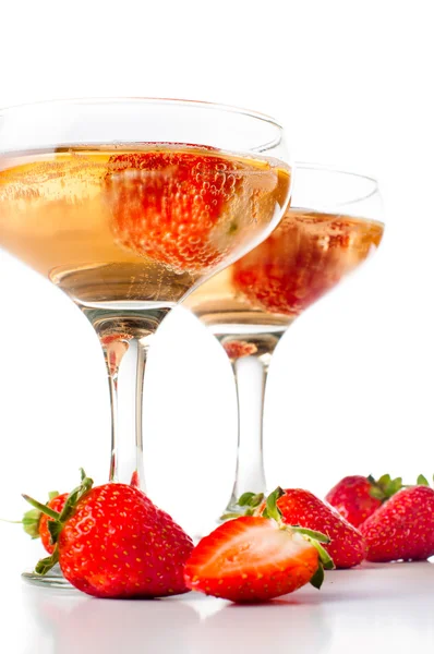 Champagner mit Erdbeeren auf weißem Hintergrund — Stockfoto
