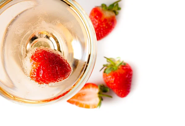 Kall champagne med jordgubbar — Stockfoto