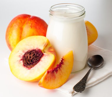 yoğurt ve dilimlenmiş nektarin kavanoz