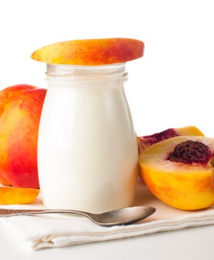 yoğurt ve dilimlenmiş nektarin kavanoz