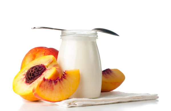 Glas Joghurt und geschnittene Nektarinen — Stockfoto