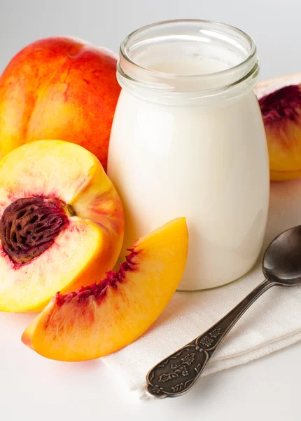 Słoik jogurtu i plasterki nektarynki — Zdjęcie stockowe