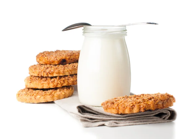 Yogur y galletas de nueces —  Fotos de Stock