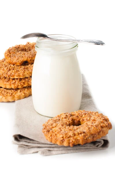 Yogur y galletas de nueces —  Fotos de Stock