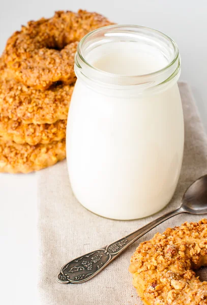 Yogur y galletas de nueces — Foto de Stock