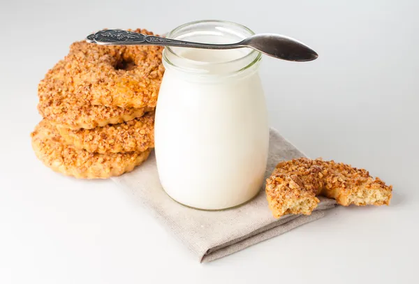 Yogur y galletas de nueces — Foto de Stock