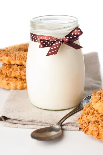 Yogurt con una cinta y galletas de nuez — Foto de Stock