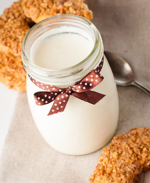Yoghurt met een lint en moer cookies — Stockfoto