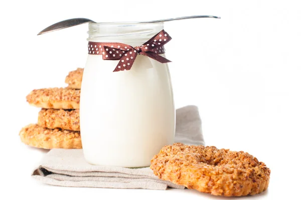 Iogurte com uma fita e biscoitos de noz — Fotografia de Stock