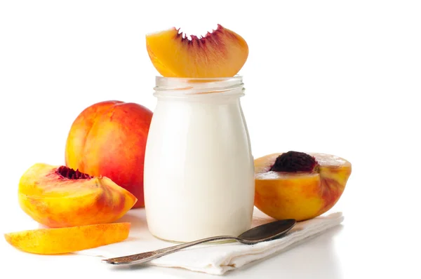 Frasco de iogurte e nectarinas fatiadas — Fotografia de Stock