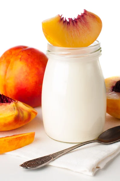 Słoik jogurtu i plasterki nektarynki — Zdjęcie stockowe