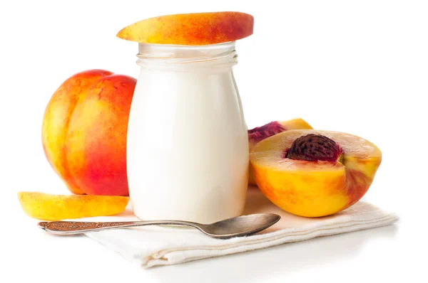 Frasco de iogurte e nectarinas fatiadas — Fotografia de Stock
