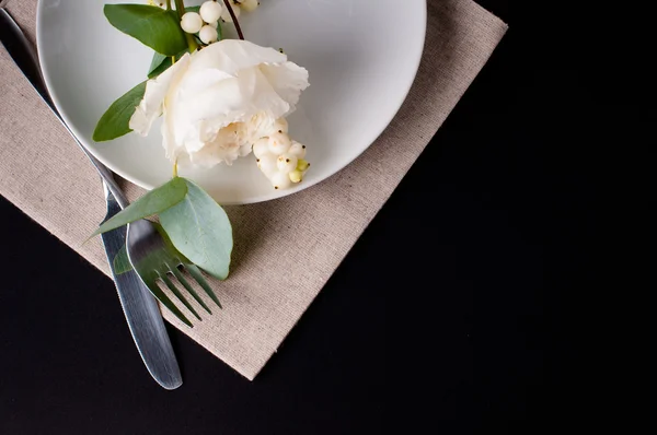 Ajuste de mesa festivo con decoración floral — Foto de Stock