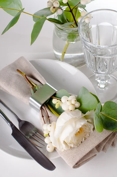 Cenário de mesa festiva com decoração floral — Fotografia de Stock