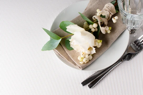 Ajuste de mesa festivo con decoración floral —  Fotos de Stock