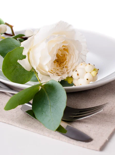 Çiçek dekorasyonu ile şenlikli Tablo ayarı — Stok fotoğraf