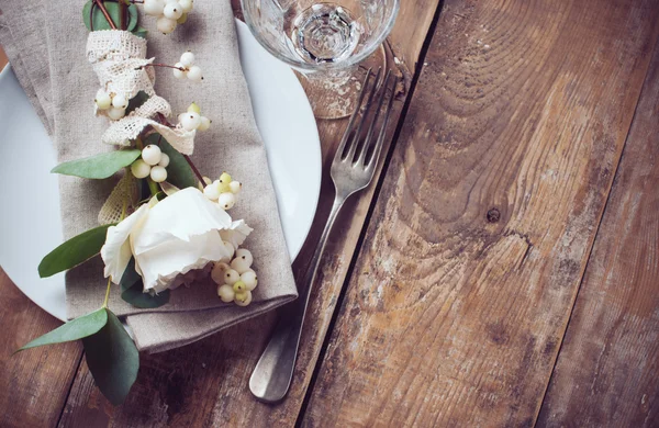 Ajuste de mesa festivo vintage con rosas rosadas — Foto de Stock