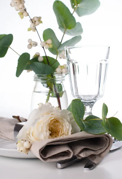 Cenário de mesa festiva com decoração floral — Fotografia de Stock