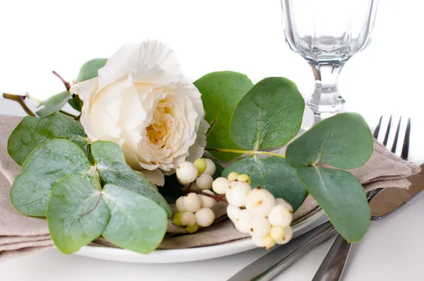 Cenário de mesa festiva com decoração floral — Fotografia de Stock