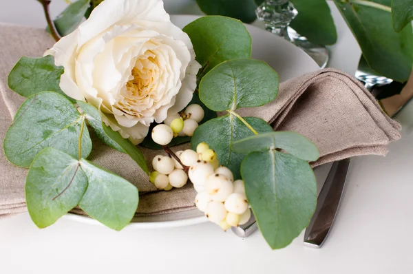 Cenário de mesa festiva com decoração floral — Fotografia de Stock