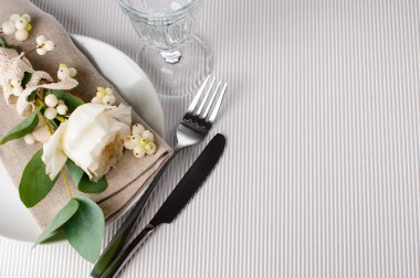 çiçek dekorasyonu ile şenlikli Tablo ayarı