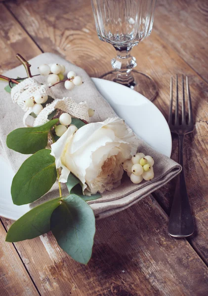 Vintage table setting with floral decorations — Stock Photo, Image