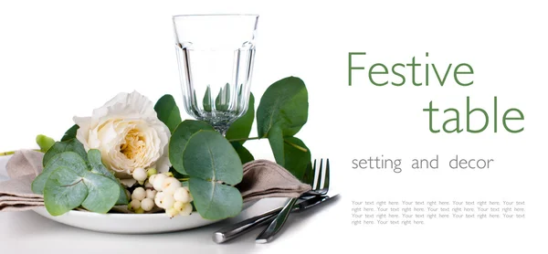 Festive table setting with floral decoration — Stock Photo, Image