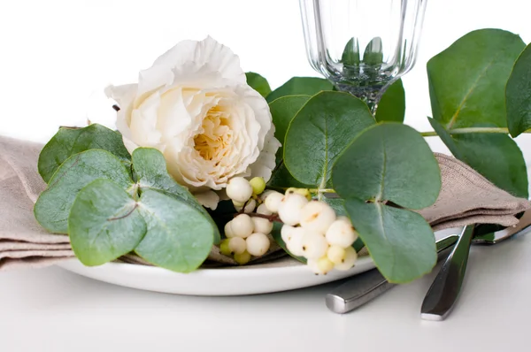 Ünnepi asztal beállítás virág díszítéssel — Stock Fotó