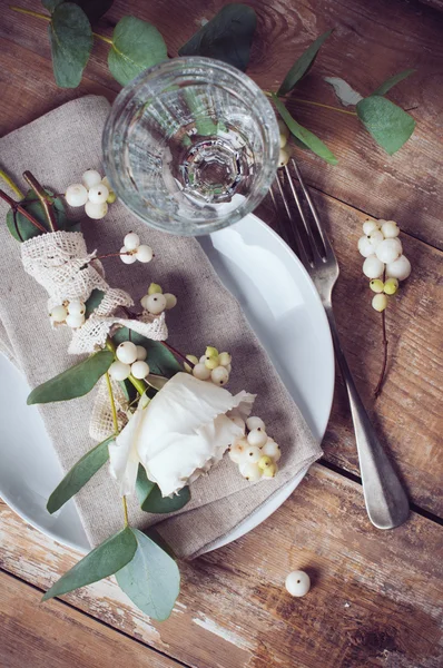 Cenário de mesa vintage com decorações florais — Fotografia de Stock