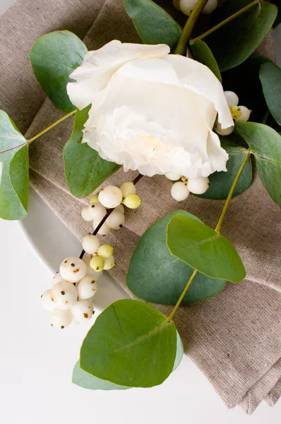 Apparecchiatura tavola festiva con decorazione floreale — Foto Stock