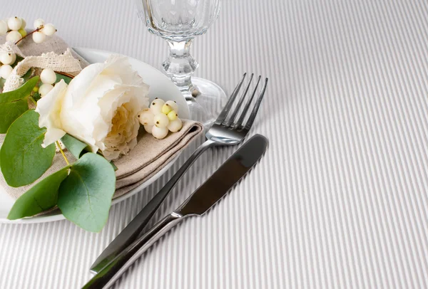 Cenário de mesa com decoração floral — Fotografia de Stock