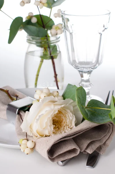 Ünnepi asztal beállítás virág díszítéssel — Stock Fotó