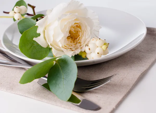 Ajuste de mesa festivo con decoración floral —  Fotos de Stock