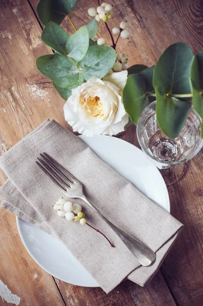 Урожайний стіл з квітковими прикрасами — стокове фото