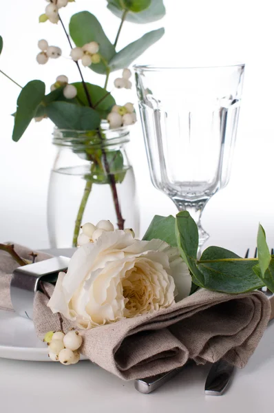 Накрытие праздничного стола с цветочным декором — стоковое фото