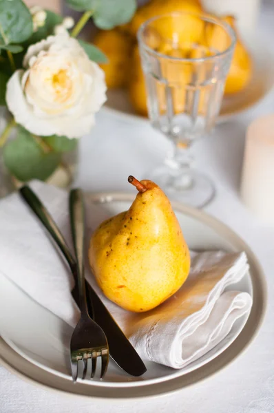 Κίτρινο αχλάδι σε ένα διακοσμημένο τραπέζι — Φωτογραφία Αρχείου