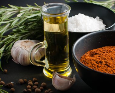 Baharatlar, biberiye, yenibahar, sarımsak, yağ ve tuz