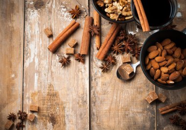 sıcak mulled şarap, baharat ve kuruyemiş