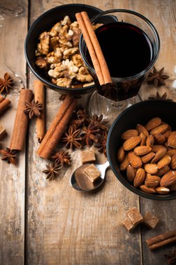 sıcak mulled şarap, baharat ve kuruyemiş