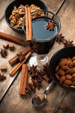 sıcak mulled şarap, baharat ve kuruyemiş