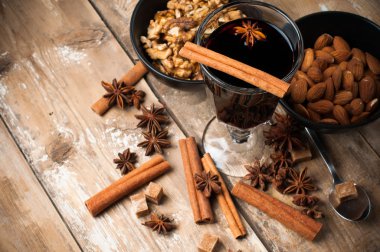 sıcak mulled şarap, baharat ve kuruyemiş