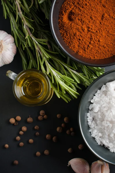 Spezie, rosmarino, pimento, aglio, olio e sale — Foto Stock