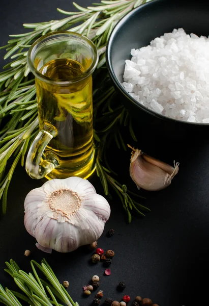 Especiarias, alecrim, pimenta, alho, óleo e sal — Fotografia de Stock