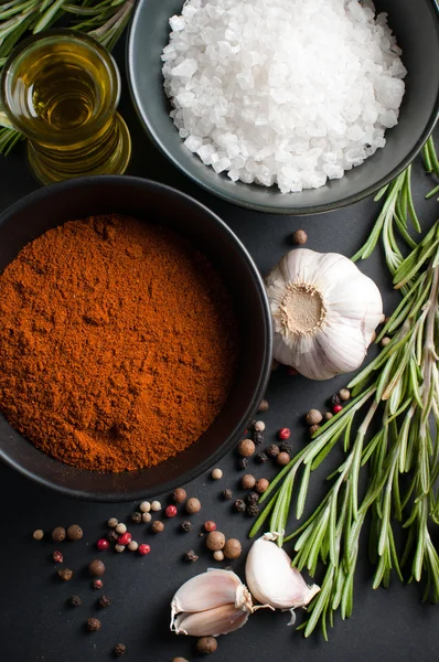 Rempah-rempah, rosemary, allspice, bawang putih, minyak dan garam — Stok Foto