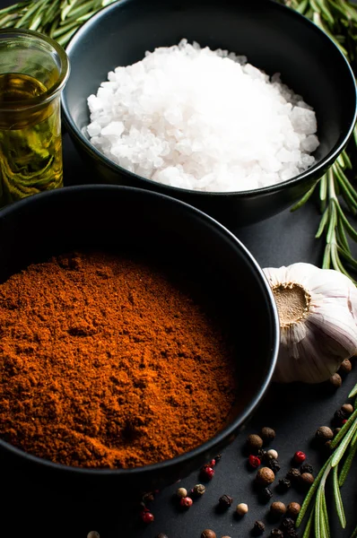 Fűszerek, rozmaring, borsmenta, fokhagyma, olaj és só — Stock Fotó