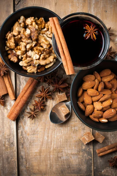 Hot mulled wine, spices and nuts — Stock Photo, Image